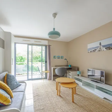 شقة Ensoleille Au Bord De Avec Balcon Et Parking, Proche Centre Et - - Fr-1-535-51 *