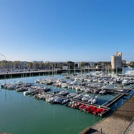 Ensoleille Au Bord De Avec Balcon Et Parking, Proche Centre Et - - Fr-1-535-51 * La Rochelle (Charente-Maritime)