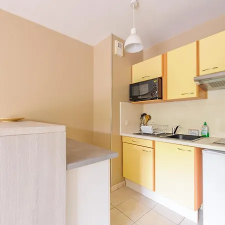 Ensoleille Au Bord De Avec Balcon Et Parking, Proche Centre Et - - Fr-1-535-51 דירה *