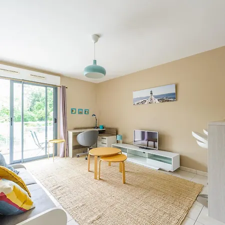 Ensoleille Au Bord De Avec Balcon Et Parking, Proche Centre Et - - Fr-1-535-51 *