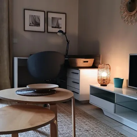 Apartamento Ensoleillé Au Bord De Avec Balcon Et Parking, Proche Centre Et - - Fr-1-535-51