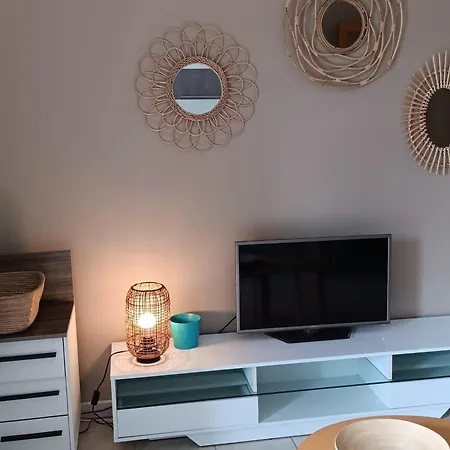 Ensoleille Au Bord De Avec Balcon Et Parking, Proche Centre Et - - Fr-1-535-51 La Rochelle (Charente-Maritime)