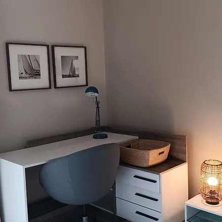 Ensoleille Au Bord De Avec Balcon Et Parking, Proche Centre Et - - Fr-1-535-51