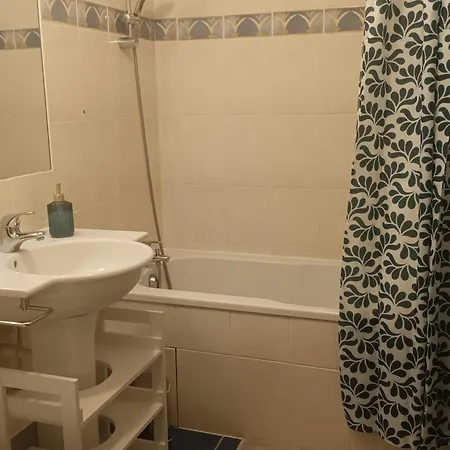 Ensoleille Au Bord De Avec Balcon Et Parking, Proche Centre Et - - Fr-1-535-51 דירה